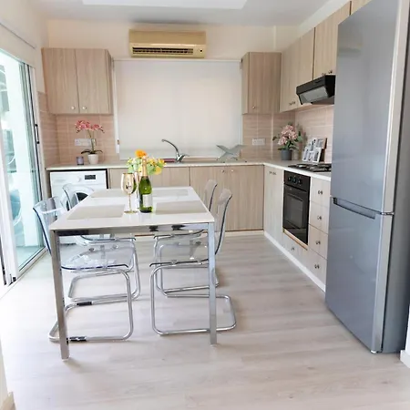 Wealthystays - Olympias 2br Flat Centre Apartament *